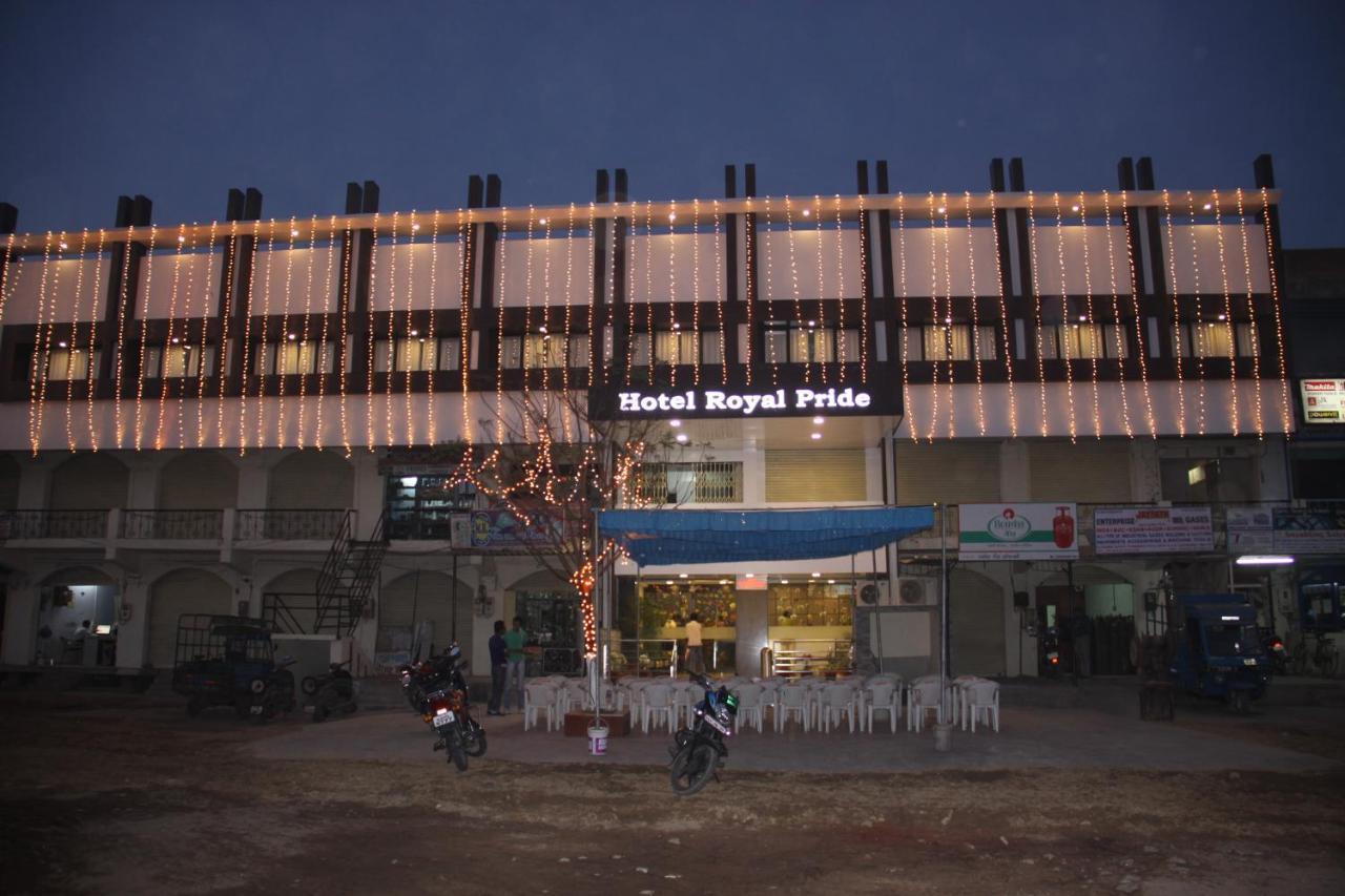 Hotel Royal Pride 아흐메다바드 외부 사진