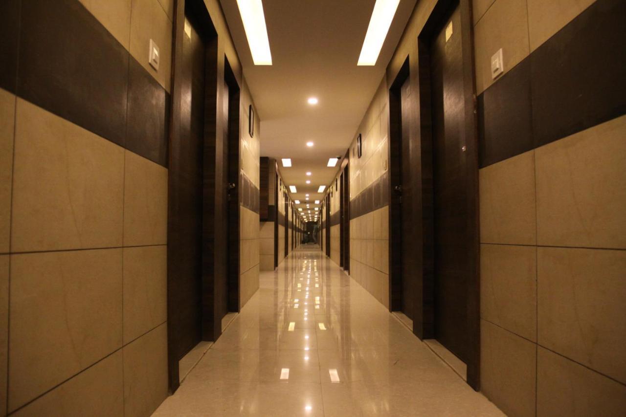 Hotel Royal Pride 아흐메다바드 외부 사진
