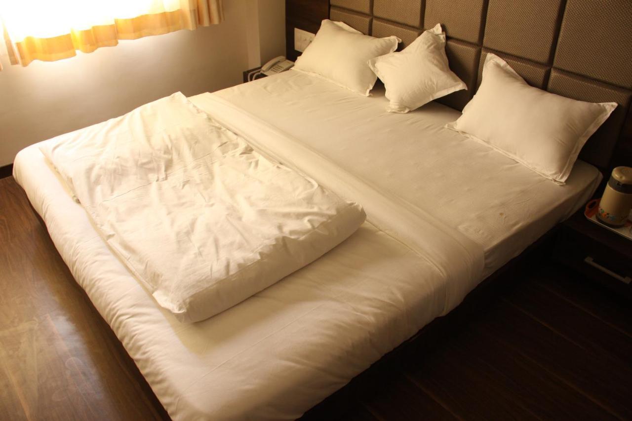 Hotel Royal Pride 아흐메다바드 외부 사진